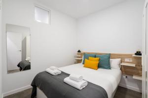een slaapkamer met een groot bed en handdoeken bij Nice apartment in the center of Madrid-S-EL-VERDE in Madrid
