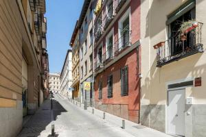 een leeg steegje in een stad met gebouwen bij Nice apartment in the center of Madrid-S-EL-VERDE in Madrid