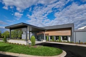 a view of a building with a car dealership at Courtyard Chicago Lincolnshire in Lincolnshire