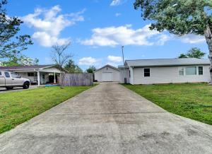a driveway leading to a house at Adorable 1 BDR with Full Kitchen Deck Washer Dryer in Panama City