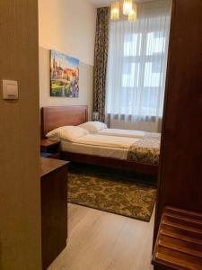 Una habitación de hotel con una cama y una ventana. en Great apartment in the Old Town, en Cracovia
