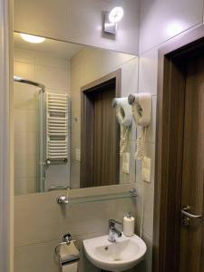 un baño con lavabo y espejo en Great apartment in the Old Town, en Cracovia