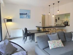 ein Wohnzimmer mit einem Sofa und einem Tisch in der Unterkunft Villa ONGUI ETHORRI Villa pour 6 ou 8 personnes Wifi gratuit in Soorts-Hossegor