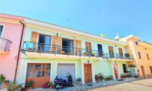 Un scooter estacionado frente a una casa colorida en Appartamento Giustenice, en Giustenice