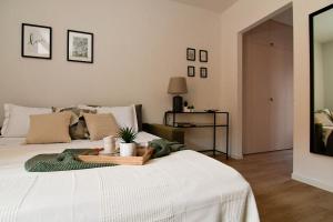 Un dormitorio con una cama blanca y una bandeja. en Minisuite Franciacorta, en Rovato