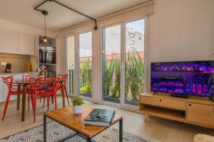 sala de estar con TV y mesa con sillas en MyPlace at Santo Domingo, en Ciudad de México