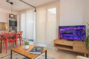 een woonkamer met een grote flatscreen-tv bij MyPlace at Santo Domingo in Mexico-Stad