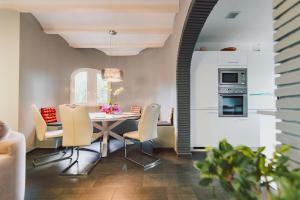 a kitchen and dining room with a table and chairs at Villa Helene in Miraflor