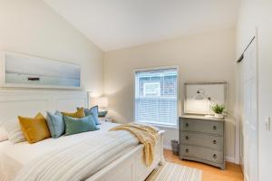 een slaapkamer met een wit bed en een raam bij Airy Coastal Escape with Deck - Steps to Beach! in Pacific Beach