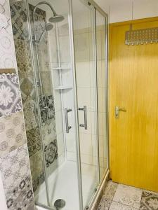 a shower with a glass door in a bathroom at Wohnung in Kippenheim/Schwarzwald nähe Europa Park in Kippenheim