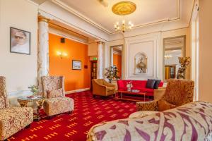 Khu vực ghế ngồi tại Muthu Alexandra Hotel