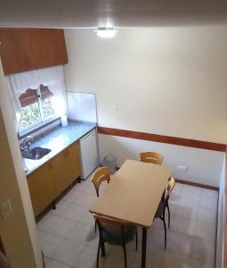 - une cuisine avec une table, des chaises et un évier dans l'établissement PARQUE APART HOTEL, à San Juan