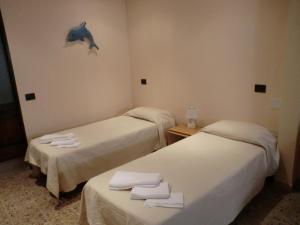 カリアリにあるCagliari Centroのイルカの壁が備わる客室内のベッド2台