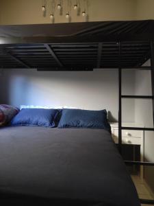 a bedroom with a bunk bed with blue pillows at Gray house 1 - Londrina JD. Santiago in Londrina