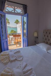 Deniz Önü Guesthouse في أيفاليك: غرفة نوم مع سرير وإطلالة على المحيط