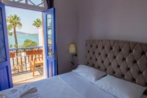 艾瓦勒克的住宿－Deniz Önü Guesthouse，一间卧室配有一张床,享有海景