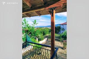 艾斯普羅瓦塔的住宿－Asprovalta Nikos House，房屋的阳台享有风景。