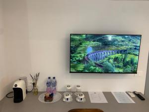 TV a/nebo společenská místnost v ubytování Illyrian Boutique Hotel