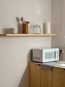 a microwave oven sitting on top of a kitchen counter at Casa Belladona in Calonge