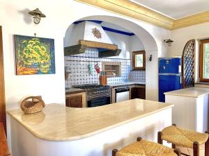 een keuken met een aanrecht in een kamer bij AMORE RENTALS - Casa Vira in Positano