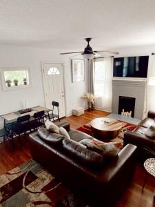 CoffeyvilleにあるLuxury Home near South Historic Districtの革張りのソファとテーブルのあるリビングルーム