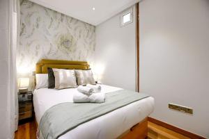 ein Schlafzimmer mit einem großen weißen Bett mit weißen Kissen in der Unterkunft Apartment in the center of Madrid-COMENDA-1-I in Madrid