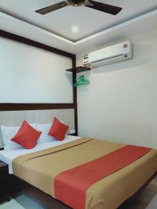 Voodi või voodid majutusasutuse Hotel Neem Tree Hyderabad Airport toas