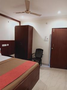 Voodi või voodid majutusasutuse Hotel Neem Tree Hyderabad Airport toas