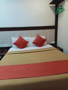 Voodi või voodid majutusasutuse Hotel Neem Tree Hyderabad Airport toas