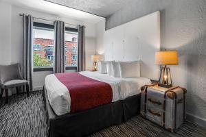 Postel nebo postele na pokoji v ubytování Avalon Hotel Downtown St. Petersburg