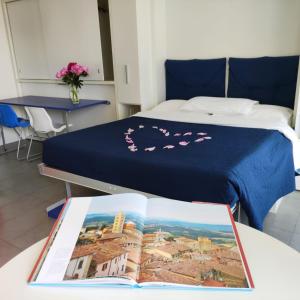 une chambre d'hôtel avec un lit et un livre sur une table dans l'établissement Ca' Belvedere, à Sant'Elena di Silea