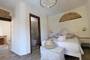 Schlafzimmer mit einem Bett und einem Spiegel in der Unterkunft B&B Casa Madeo in San Demetrio Corone