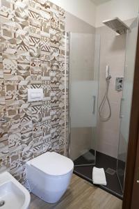 ein Bad mit einem WC und einer Dusche in der Unterkunft B&B Casa Madeo in San Demetrio Corone