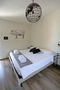 ein Schlafzimmer mit einem großen Bett mit einem Kronleuchter in der Unterkunft B&B Casa Madeo in San Demetrio Corone
