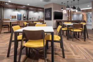 アービングにあるFairfield by Marriott Inn & Suites Dallas DFW Airport North, Irvingのダイニングルーム(テーブル、黄色い椅子付)