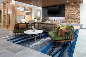 アービングにあるFairfield by Marriott Inn & Suites Dallas DFW Airport North, Irvingのリビングルーム(椅子2脚、テーブル付)