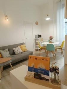 - un salon avec un canapé et une table dans l'établissement Da Rosa e Pier - Charming central apartment, à Milan