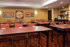 a restaurant with tables and chairs in a room at Courtyard by Marriott Baton Rouge Acadian Centre/LSU Area in Baton Rouge