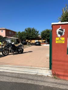 una motocicleta estacionada al lado de un estacionamiento en Chalet zen en Peri