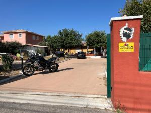 ein Motorrad, das an der Straßenseite geparkt ist in der Unterkunft Chalet zen in Peri