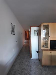 een zolderkamer met een trap en een kamer met een televisie bij Casa vacanze di Anna in Corsano