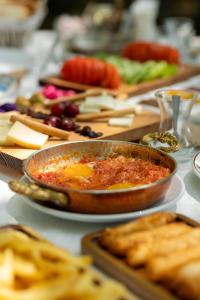 una mesa cubierta con un plato de comida en una mesa en Blue Vista Hotel & SPA, en Esenyurt
