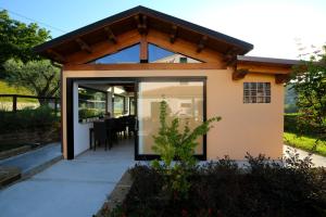 a home with a large glass door and a dining room at Il Gigante Che Dorme in Castel Castagna