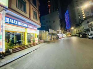 una calle vacía en una ciudad por la noche en Alex Hostel, en Ha Long