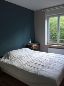 - une chambre avec un lit blanc et une fenêtre dans l'établissement Nausicaà, Apmt bord de mer, 3ch, garage privé, à Boulogne-sur-Mer