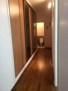 un couloir vide avec des toilettes dans la salle de bains dans l'établissement Nausicaà, Apmt bord de mer, 3ch, garage privé, à Boulogne-sur-Mer