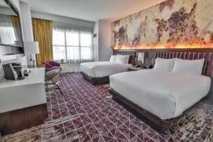um quarto de hotel com duas camas e uma secretária em Wind Creek Bethlehem Casino & Resort em Bethlehem