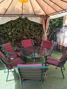 una mesa de patio y sillas bajo una tienda de campaña en Chalet entero con patio, en Oteruelo del Valle