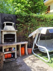 una mesa de picnic y un banco con parrilla en Chalet entero con patio en Oteruelo del Valle