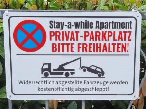 una señal que dice que se quede un rato con cita privada prohibida mordida en Stay aWhile Apartment 5 Min zum GOP, BALI-Therme, HDZ & Klinik Nähe, Netflix, en Bad Oeynhausen